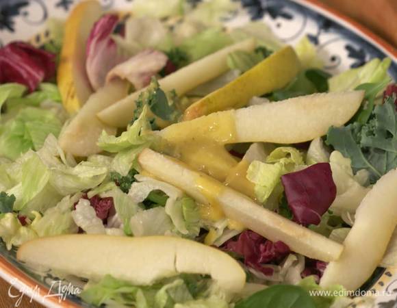 Салатный микс и дольки груши выложить на блюдо, все посолить, полить заправкой и перемешать.