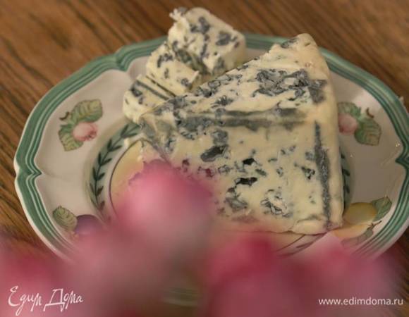 Горгонзолу нарезать небольшими кубиками.