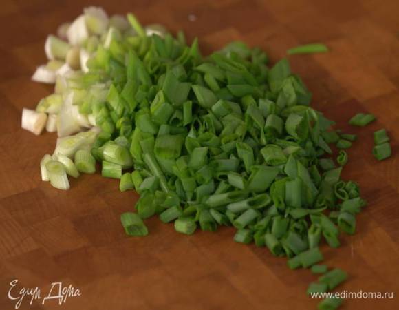 Зеленый лук мелко нарезать наискосок.<br />
 