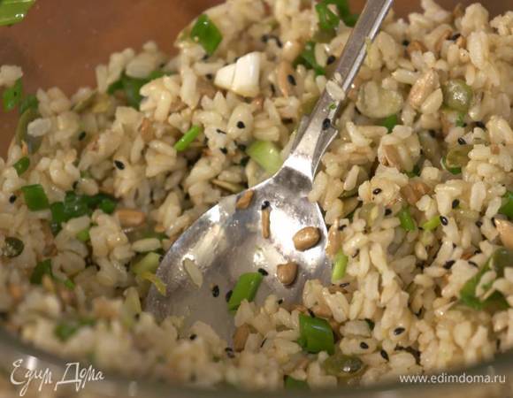 Цедру лимона и лайма натереть на мелкой терке, добавить к рису с луком, все слегка посолить и поперчить, всыпать тыквенные и подсолнечные семечки, кунжут (щепотку оставить) и перемешать.