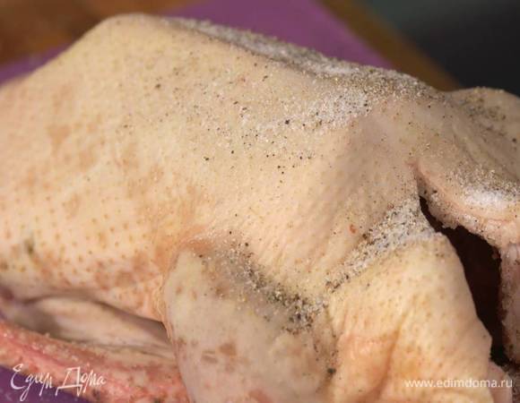 Тушку утки посолить и поперчить.