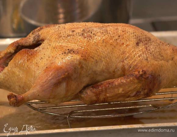 Запекать в разогретой духовке около часа, затем слить вытопившийся жир в отдельную посуду, слегка полить им утку и запекать еще 30–60 минут до готовности.