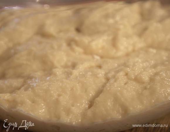 Приготовить тесто: в чашу комбайна всыпать дрожжи и 300 г муки, добавить яйцо, 100 г сахара, 175 мл молока, посолить и вымешать все крюком для теста на небольшой скорости.