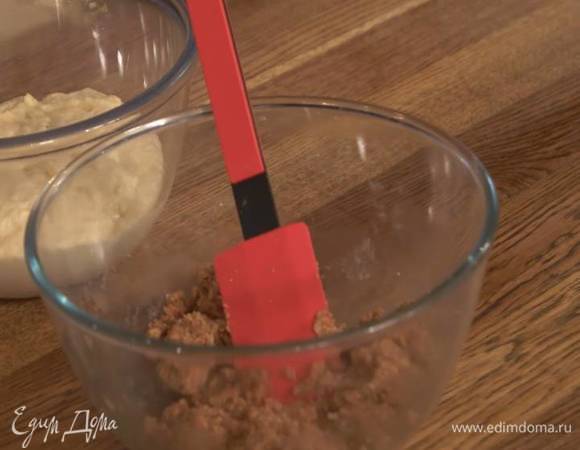 Приготовить начинку: молотый кардамон слегка растереть в ступке, всыпать корицу, мускатный орех и оставшийся сахар, все перемешать и пересыпать в большую миску, добавить миндальную муку, предварительно размягченное сливочное масло и растереть все лопаткой в однородную массу.