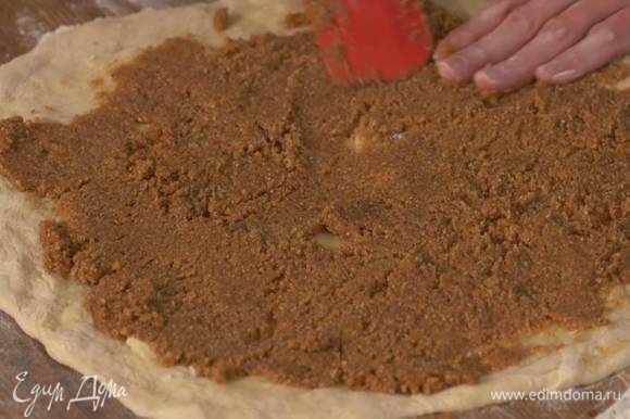 Рабочую поверхность посыпать оставшейся мукой, раскатать тесто в пласт толщиной полсантиметра и смазать тонким слоем ореховой начинки.