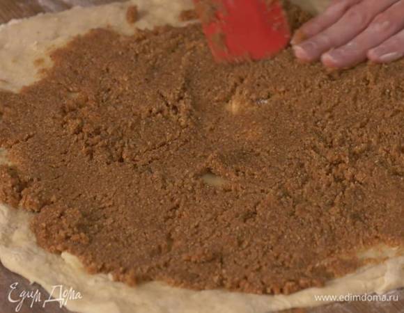 Рабочую поверхность посыпать оставшейся мукой, раскатать тесто в пласт толщиной полсантиметра и смазать тонким слоем ореховой начинки.