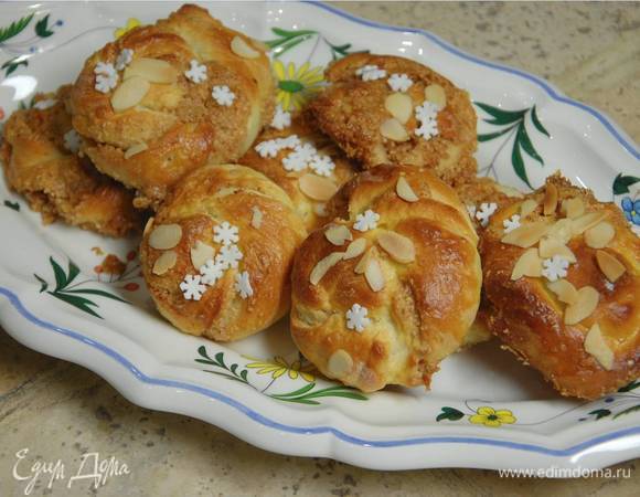 Готовые плюшки посыпать сахарными снежинками.