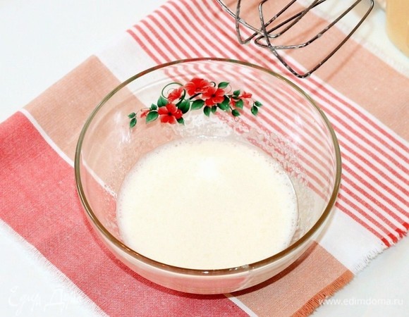 Приготовим бисквит. Взбиваем миксером яйцо с сахаром в пышную массу.