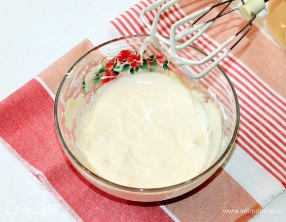 Небольшими частями вмешиваем мучную смесь в яичную и взбиваем миксером до однородности теста.