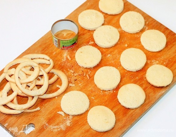 Готовый бисквит немного охлаждаем и вырезаем формочкой кружочки диаметром 5 см. Остаются обрезки, но они очень вкусные.