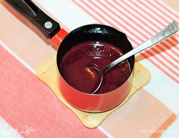 Черничное варенье выложить в маленький сотейник и добавить лимонный сок. Поставить сотейник на огонь и довести до кипения, но не кипятить.