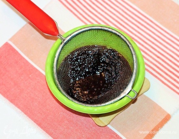 Горячее черничное варенье пропустить через сито и добавить желатин, перемешать и дать немного остыть.