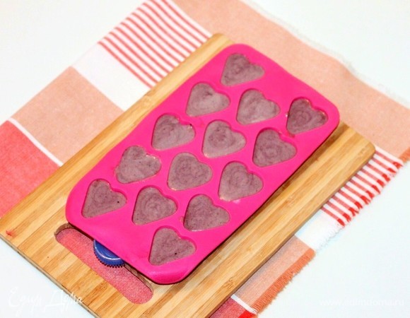 Берем маленькие формочки для конфет и разливаем черничную массу. Убираем формочки в морозилку до полной заморозки (примерно на 1 час).