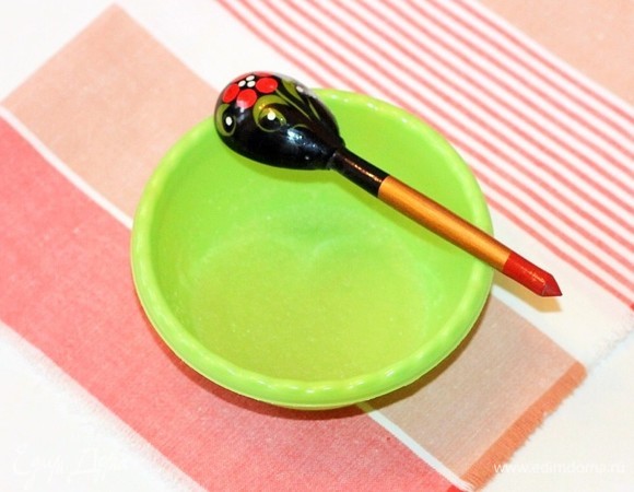 Приготовим мусс с белым шоколадом. Зальем желатин водой (1:6).