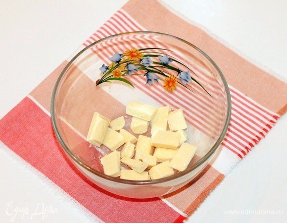 Поломаем белый шоколад в чашку.