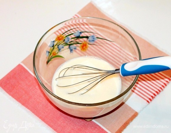 Смешаем венчиком молоко со взбитыми яйцами. Перельем в сотейник и поставим на огонь. Постоянно помешивая, доводим массу на слабом огне до загустения. Затем выливаем горячую массу на шоколад. Перемешиваем и добавляем желатин, взбиваем венчиком и охлаждаем.