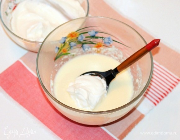 Взбиваем холодные сливки с сахаром до пиков и добавляем их к шоколадной массе. Мусс с белым шоколадом готов!