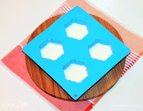 Берем формочки диаметром 5,5–6 см и разливаем белый мусс на 1/3 формы. Кладем на 2 минуты в морозилку. У меня за окном минус 8–10°C, и я охлаждала мусс на балконе, застывало очень быстро.