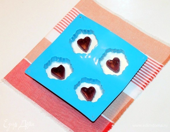 Далее кладем на белый мусс черничные сердечки.