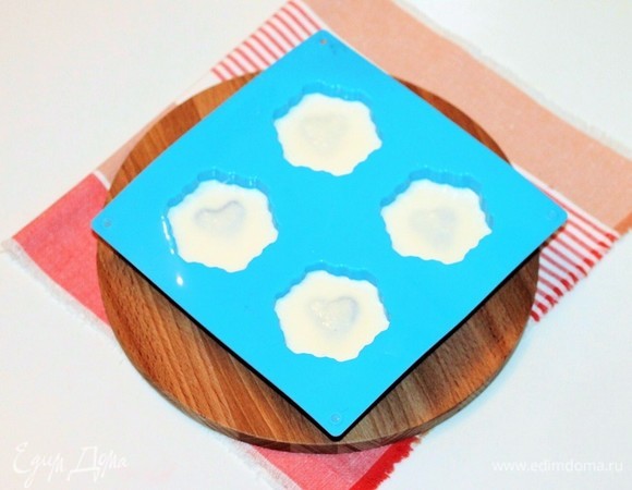 Сверху покрываем белым муссом.