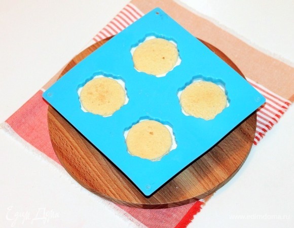 Закрываем белый мусс бисквитом. Убираем пирожные в морозилку на 4 часа или на ночь. Такие заготовки могут лежать в морозилке несколько дней. Можно приготовить их заранее и залить глазурью в день подачи.