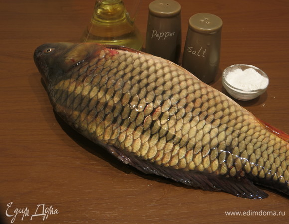 Подготовим рыбу, крахмал, масло и соль.