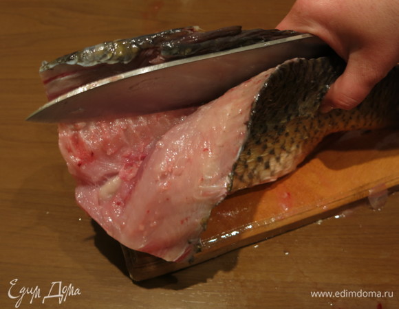 Сделаем надрез со стороны хребта вдоль него.