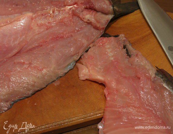 Срежем реберные кости. Сделаем надрез с другой стороны хребта (освободим мякоть), часть хвостовую оставляем. Отрезаем хребет на уровне хвоста.