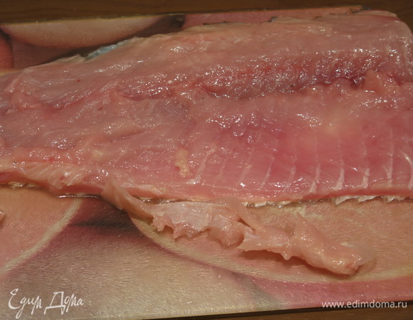 Срезаем часть брюшка вдоль филе и оставшиеся ребра сверху.