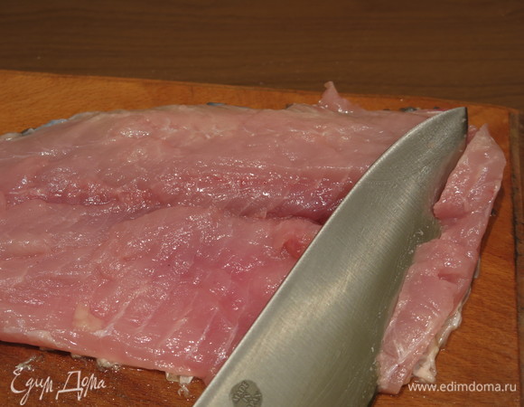 Нарезать будем со стороны мякоти. Хотя недавно нашла рецепт с нарезкой под углом со стороны кожи. Делаем надрезы под углом 45 градусов к коже. Можно делать надрезы наискосок, чтобы ушли кости.