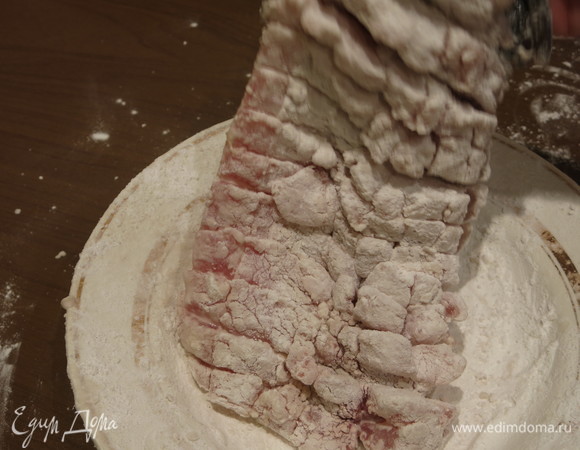 Посыпаем крахмалом так, чтобы кусочки рыбы были со всех сторон белыми.