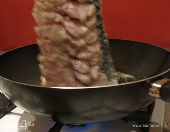 Разогреваем масло, держим рыбу за хвост и аккуратно поливаем из половника нагретым маслом. Готовлю рыбу так не в первый раз, этот прием узнала недавно. Рыба подготавливается к жарке. Фото в процессе (не очень четкое).