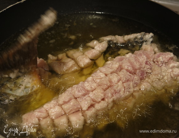 Кладем рыбу в масло мякотью наружу, хвост торчит вверх. Чуть уменьшаем огонь. Жарим. В идеале взять кастрюлю глубокую и по размеру рыбы. У меня сковорода чуть меньше, форма рыбы страдает. Какое-то время хвост надо будет придерживать сверху, пока мякоть обжаривается и хвост затвердевает.