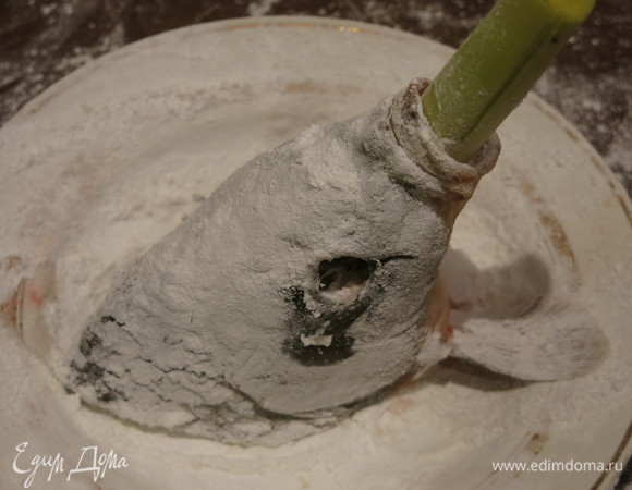 Аналогично подготовим голову, но не нарезаем) Посыпаем соленую голову крахмалом, плавники выворачиваем вперед, в рот вставляем очищенный лук-порей. Плавники будут лапами «белки».