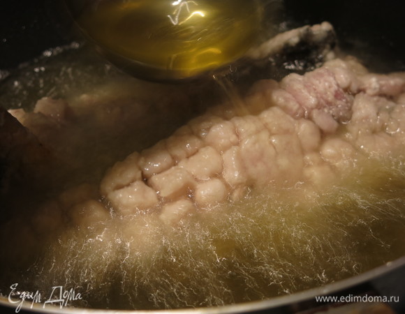 Часть рыбы не в масле, поливаем ее маслом с помощью половника аккуратно. И в рецептах китайских поваров масло не всегда покрывает рыбу, просто ее поливают им.