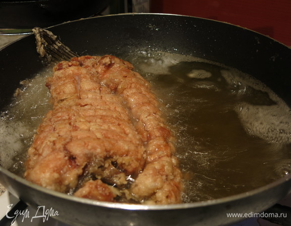 Оптимально не переворачивать «белку», подождать, пока вся мякоть станет золотистой, но у меня маленькая сковородка, пришлось аккуратно перевернуть.