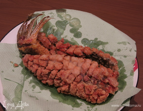 Выкладываем белку на салфетку. Голову дожариваем.