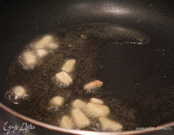 Для соуса обжариваем имбирь и чеснок.