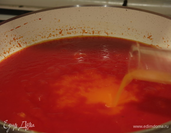 Вливаем сок мандарина (не во всех рецептах он есть, в оригинале — апельсиновый сок).