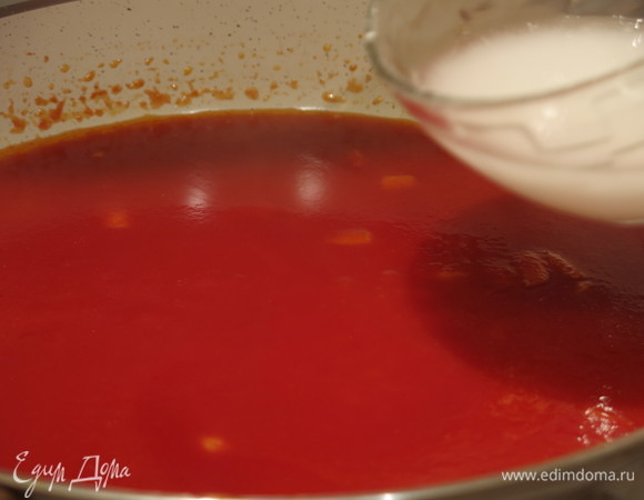 Вливаем порциями крахмал, перемешиваем. Есть рецепты с добавлением овощей.