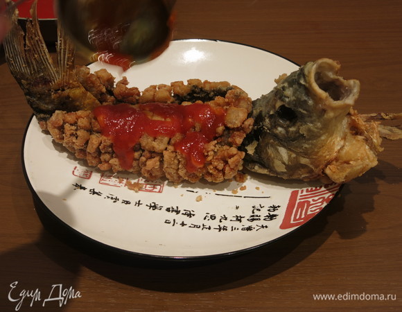 Подставляем голову — «белка» изгибается. Поливаем аккуратно соусом. Красим карпа — превращаем рыбу в белку рыжую, точнее красно-рыжую.