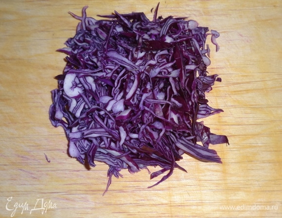 Краснокочанную капусту вымыть, обсушить, нарезать тонкой соломкой.