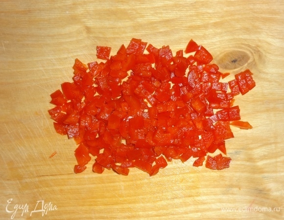 Сладкий перец вымыть, удалить семена. Перец нарезать мелкими кубиками.