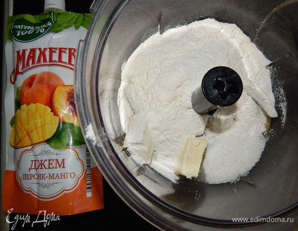 В чаше блендера соединить холодное сливочное масло, яичные желтки, сахар и муку.