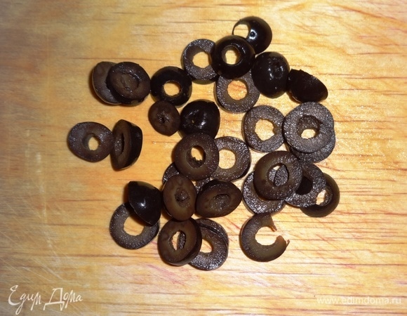 Несколько оливок для украшения разрезать поперек зигзагом. Остальные нарезать колечками.