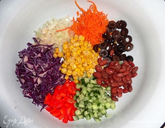 Выложить все компоненты салата в большую миску. Соединить компоненты заправки, перемешать.