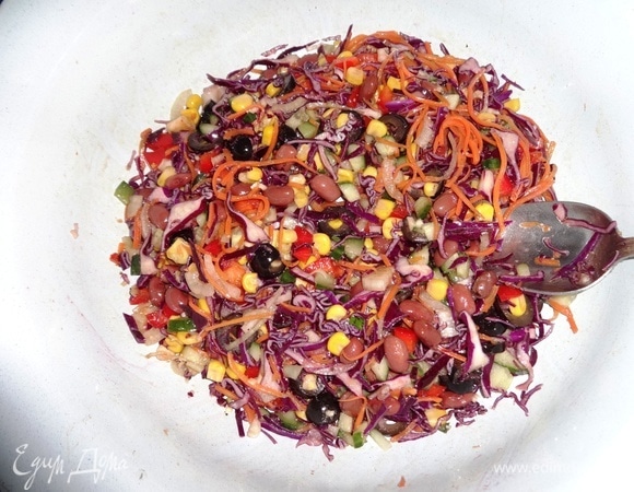 Салат перемешать, полить заправкой и еще раз перемешать.