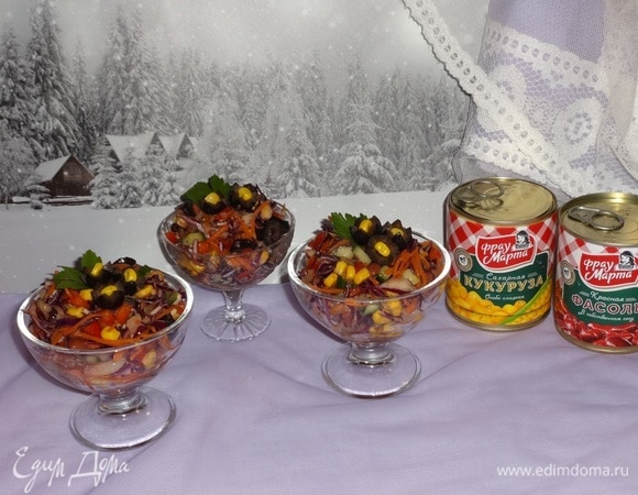 Салат готов. Остается его только выложить в одну большую вазу или разложить по маленьким вазочками. Украсить оливками в виде цветов и листиками петрушки. В каждый «цветок» вложить зернышко кукурузы. Угощайтесь! Приятного аппетита! С наступающим!