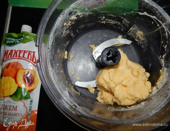 Замесить тесто. Обернуть его пищевой пленкой и убрать в холодильник минут на 40.