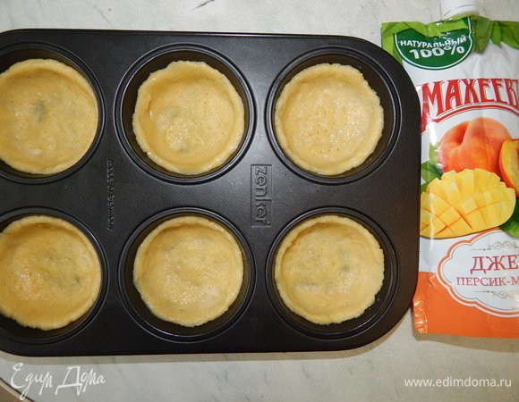 Опробовала свою новую форму от Юлии Высоцкой, скажу вам, качество на самом высшем уровне) Отщипываем кусочек теста размером с грецкий орех и распределяем по дну и стенкам формы, накалываем вилкой.